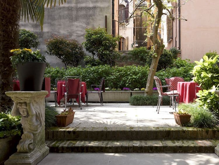 Amadeus Hotel