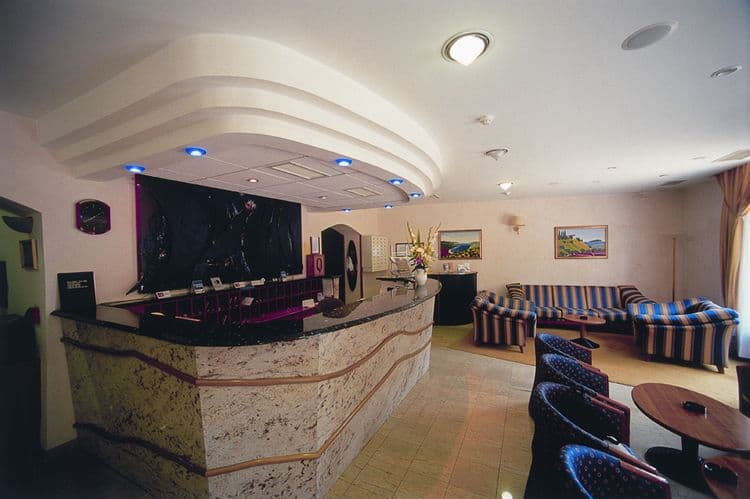 Komodor Hotel