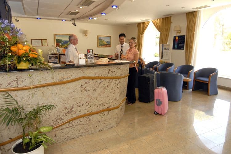 Komodor Hotel
