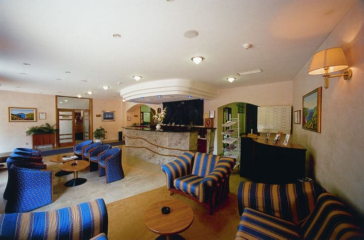 Komodor Hotel