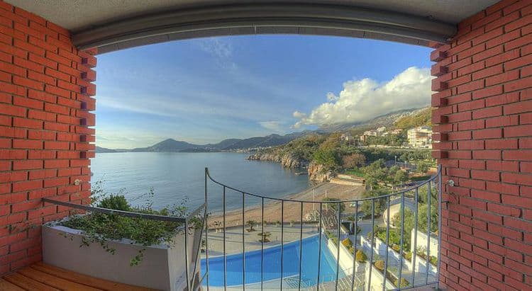 Maestral Resort & Casino