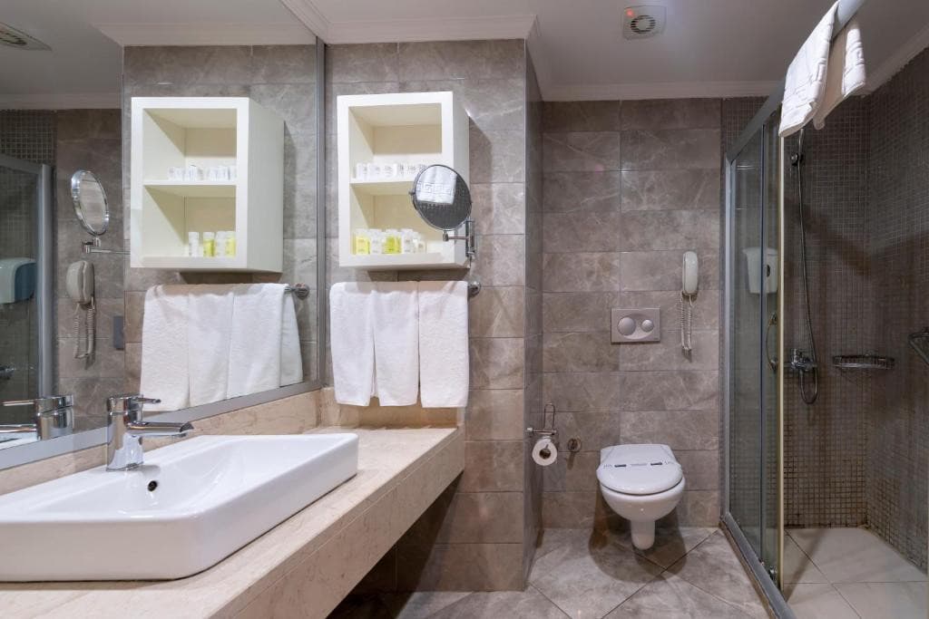 Lake & River Side Hotel & Spa