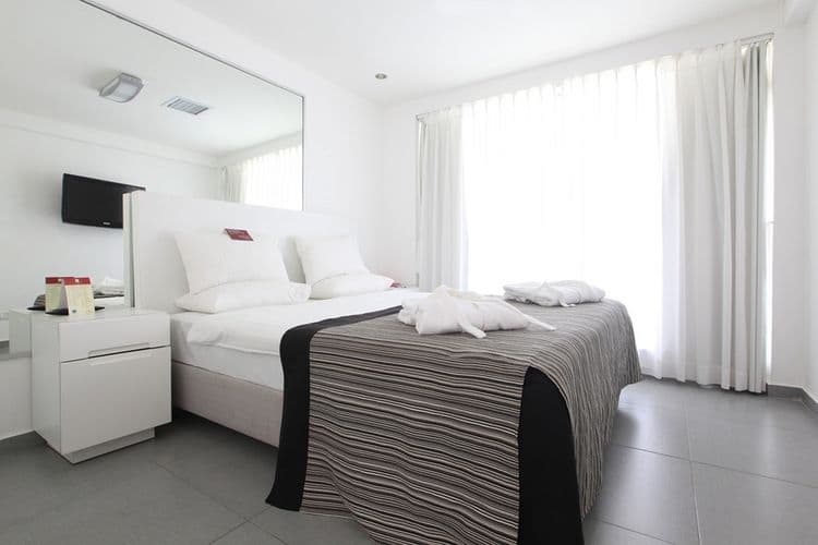 Leonardo Suite By the Beach