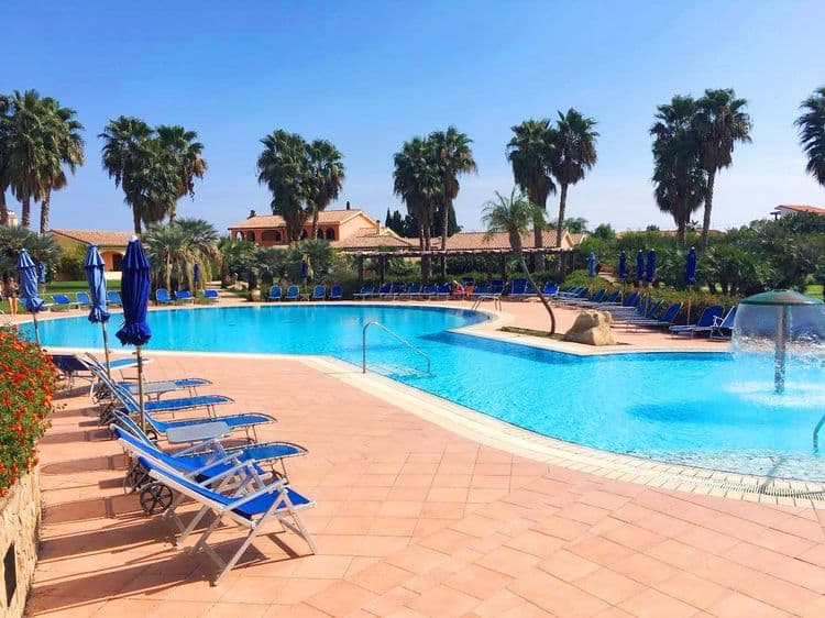 Lantana Resort Hotel & Apartments