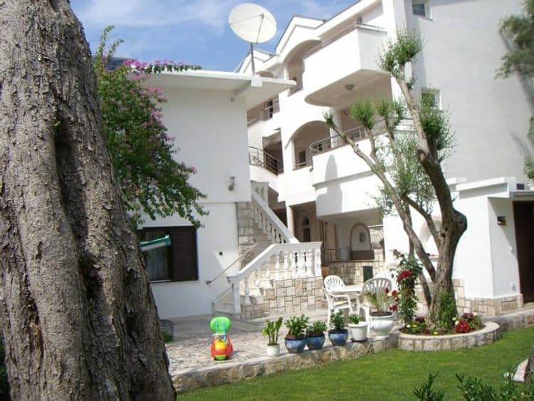 Nicolas-Elena Villa