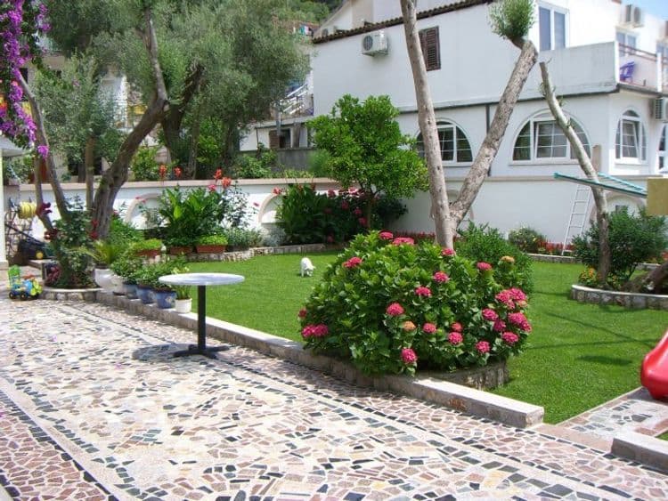 Nicolas-Elena Villa