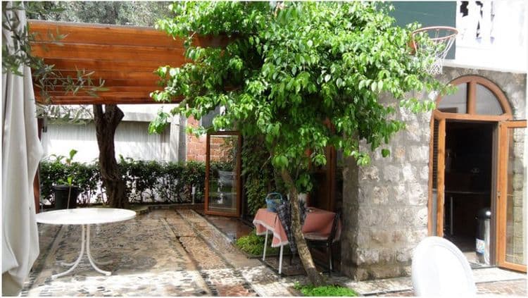 Nicolas-Elena Villa