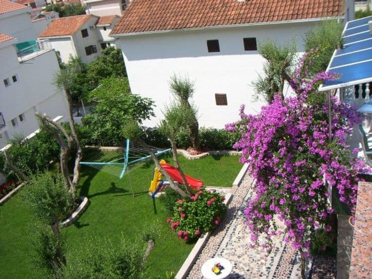 Nicolas-Elena Villa