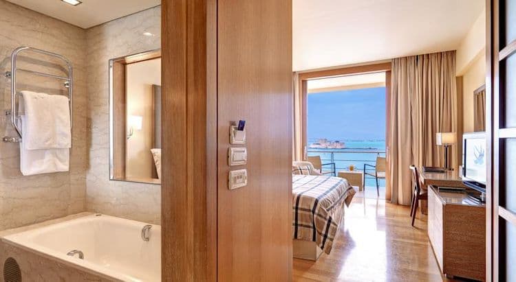Amphitryon Hotel