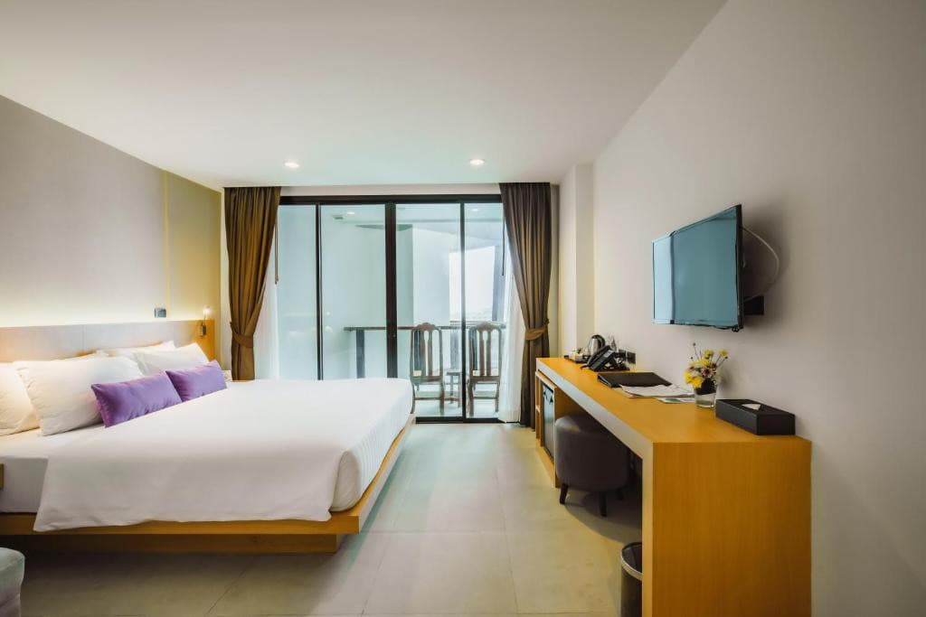 LUNAR PATONG (THE)