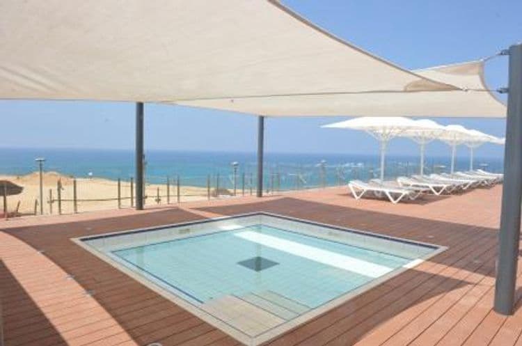 Island Luxurious Suites Hotel