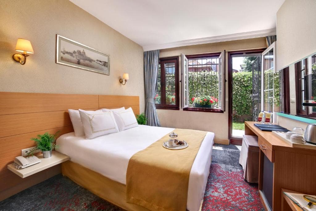 ALMINA HOTEL