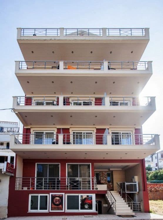 9 Queens Hotel