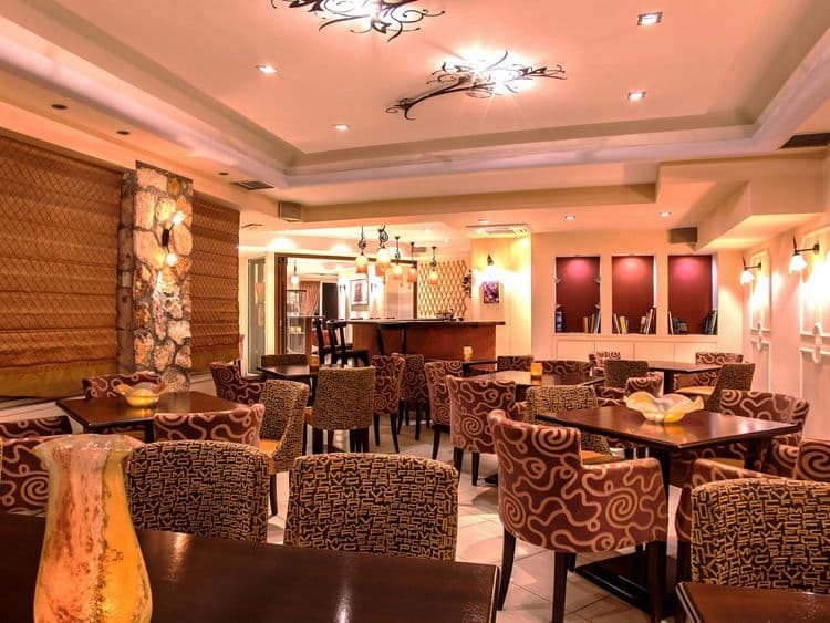 9 Queens Hotel