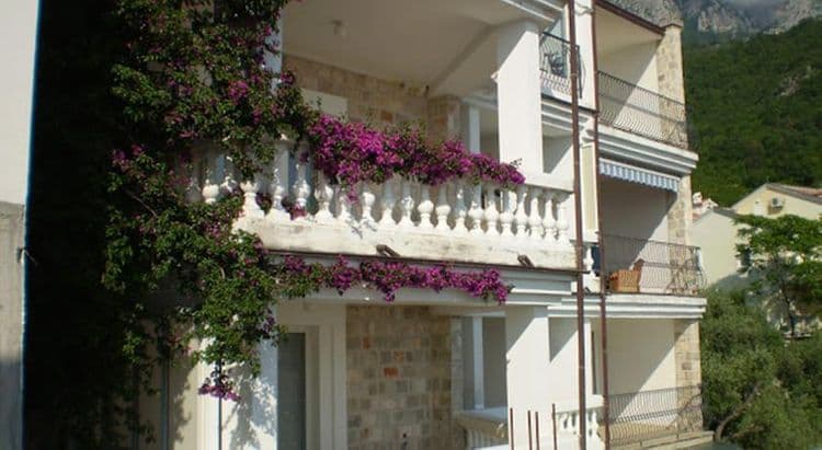 Leut Apartments