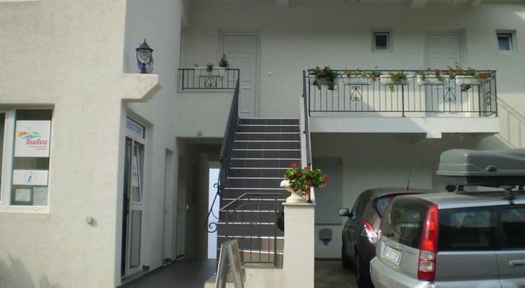 Leut Apartments