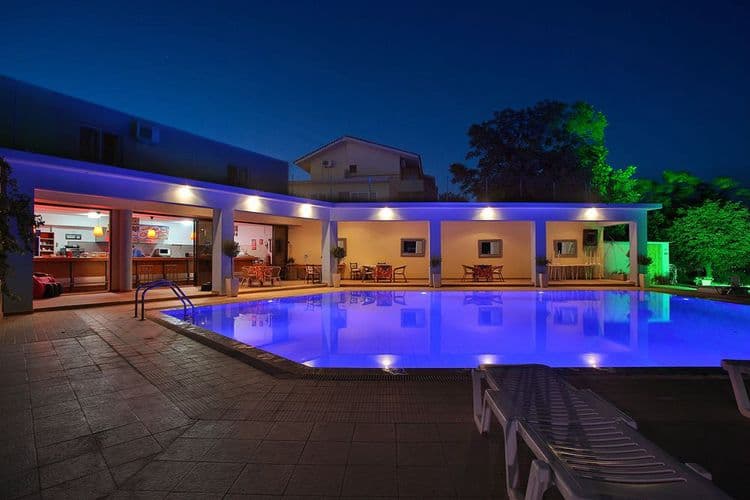 Hillside Studios & Apartments