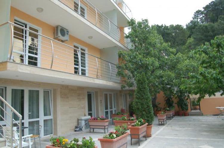 Sara Lux Apartments