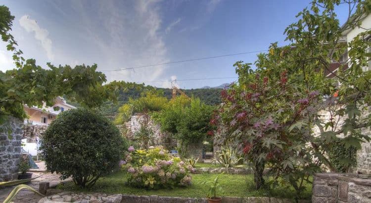 LaRos Apartments