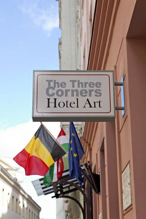 Three Corners Hotel Art