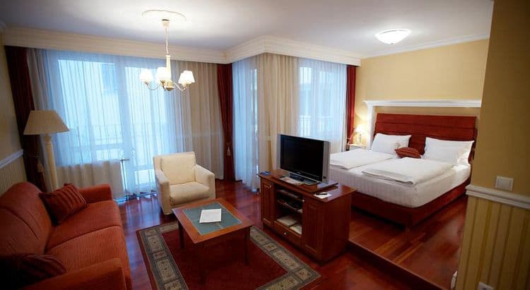 Queens Court Hotel & Residence