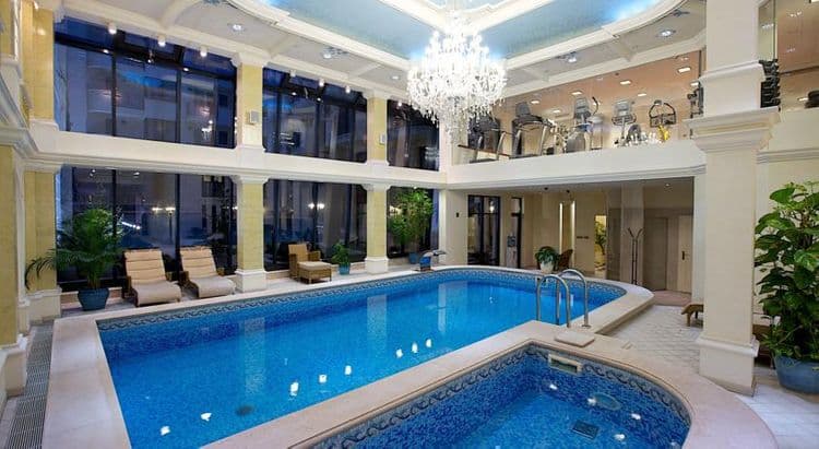Queens Court Hotel & Residence