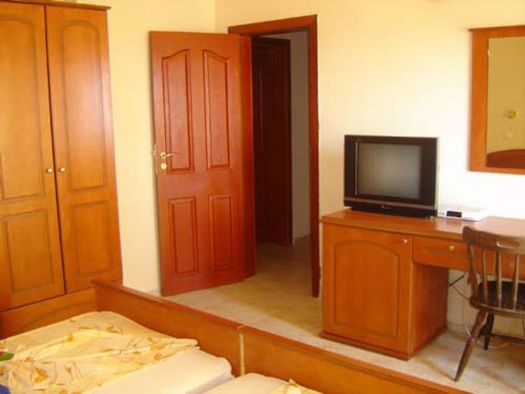Chris Hotel
