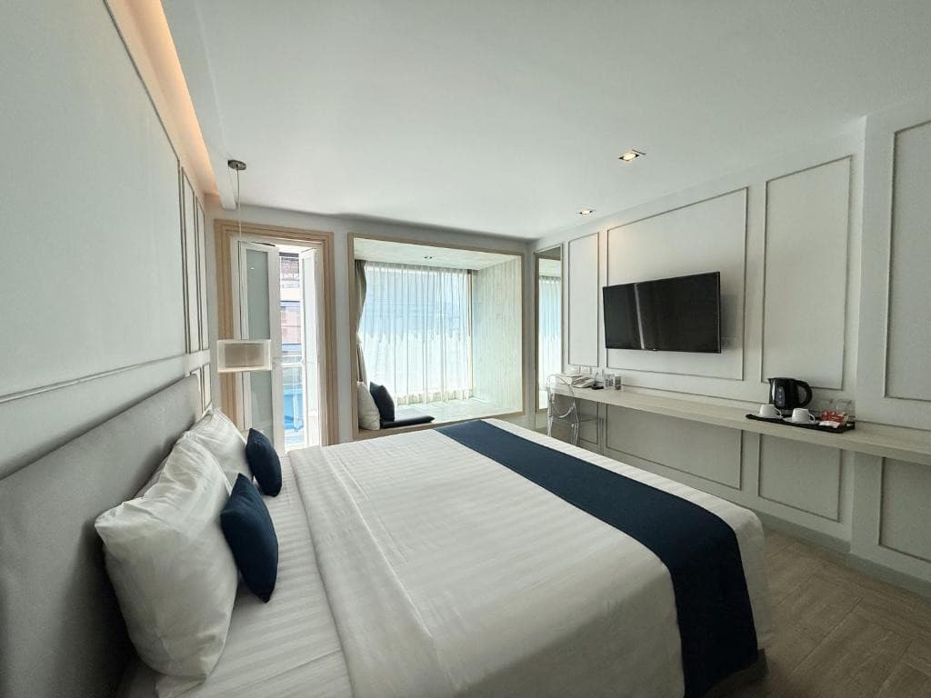 BLOC HOTEL (THE)
