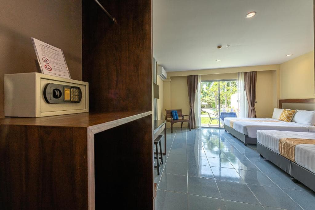 Chalong Beach Hotel & Spa