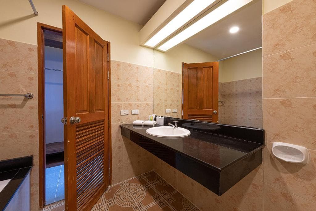 Chalong Beach Hotel & Spa