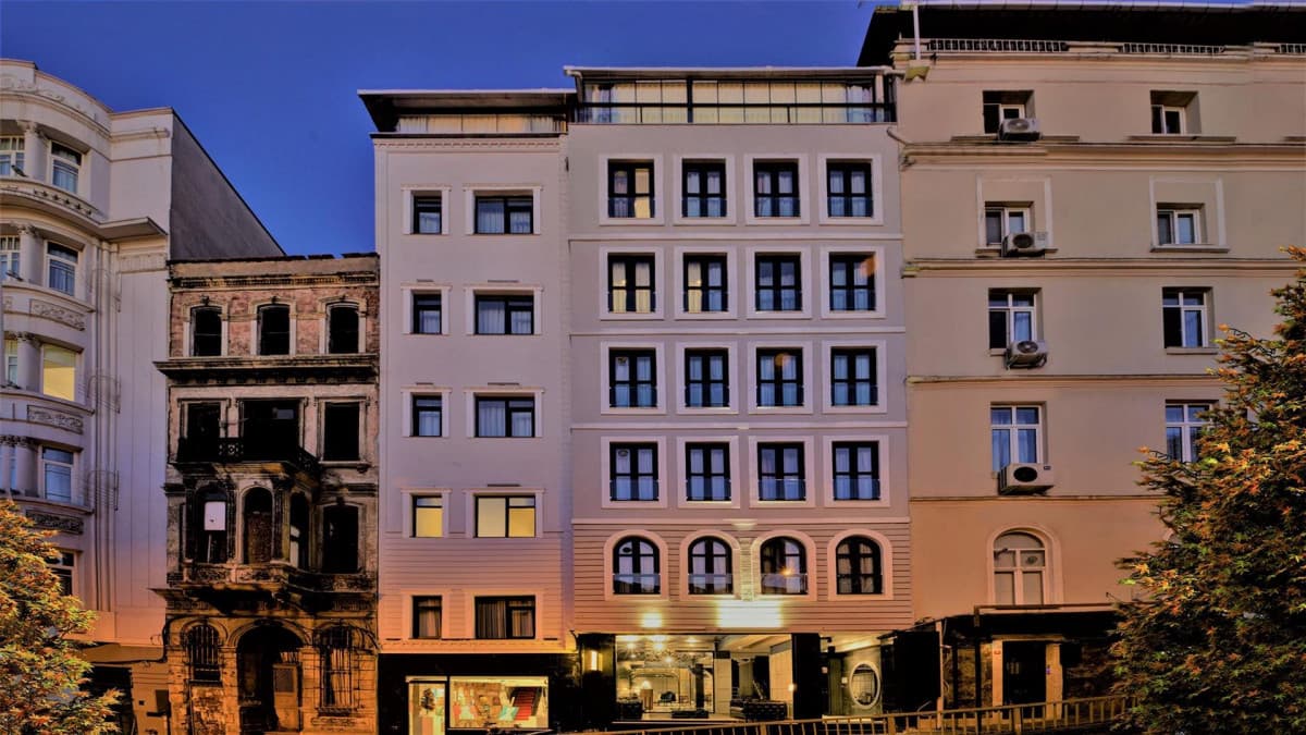 WALTON GARDENS PERA HOTEL