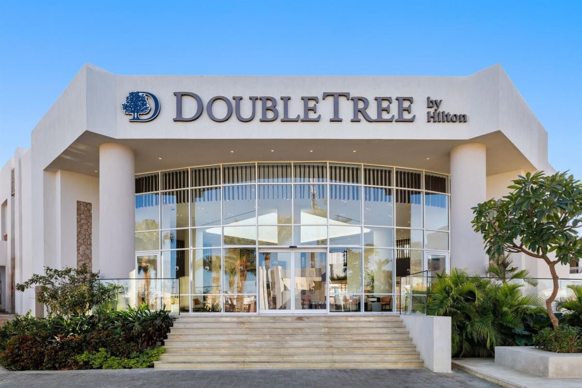 DOUBLETREE BY HILTON SHARKS BAY RESORT BEACH SIDE