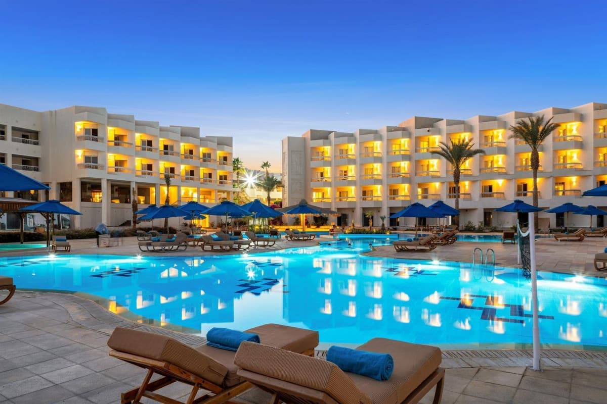 DOUBLETREE BY HILTON SHARKS BAY RESORT BEACH SIDE