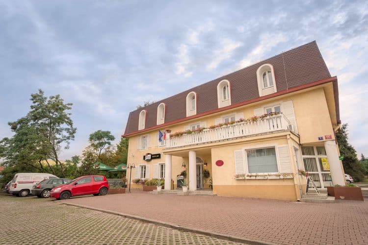 Carl-Inn Hotel