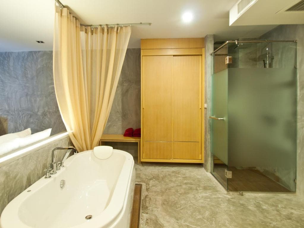 NOW HOTEL (THE)