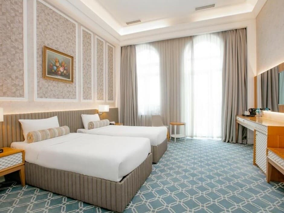 PROMENADE HOTEL