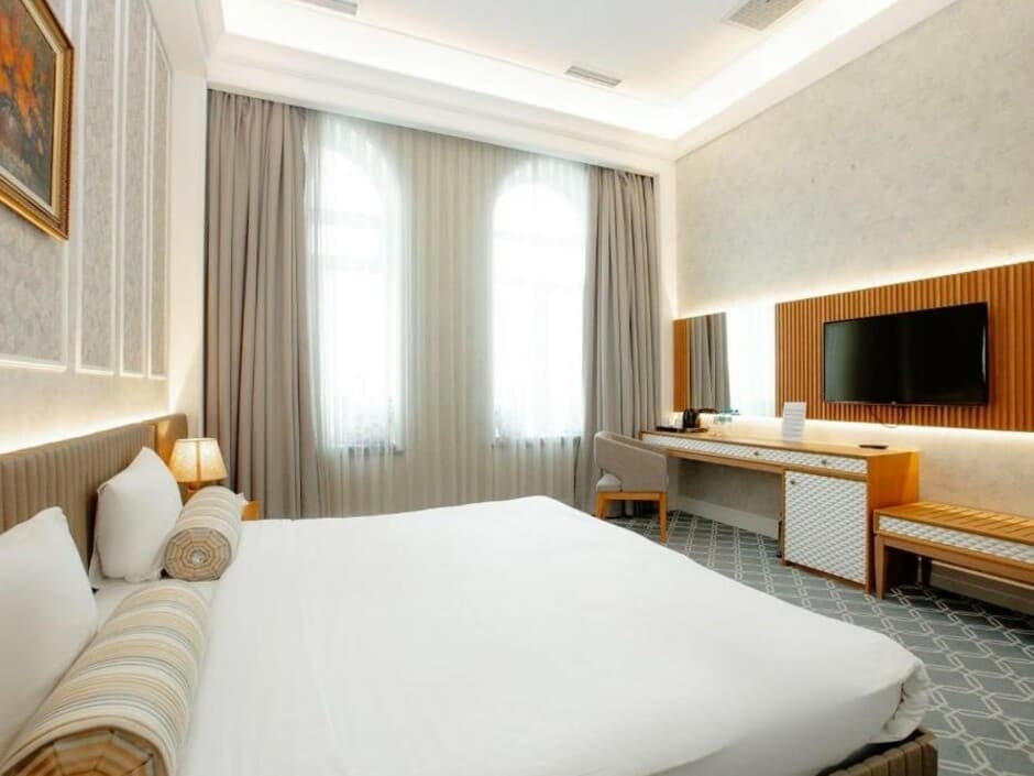 PROMENADE HOTEL
