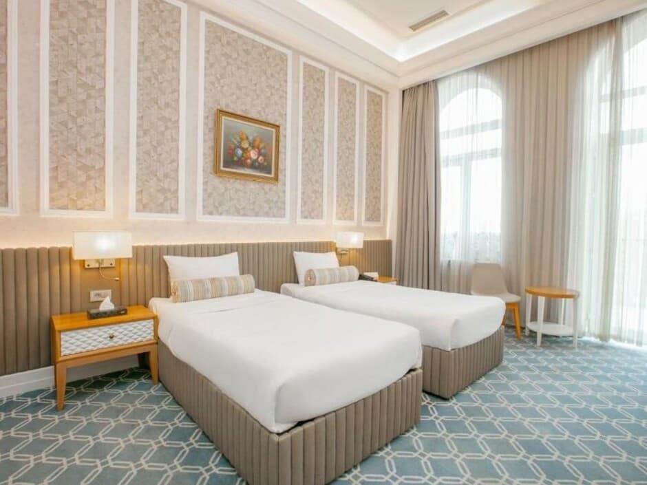 PROMENADE HOTEL