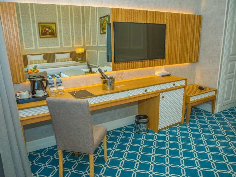 PROMENADE HOTEL