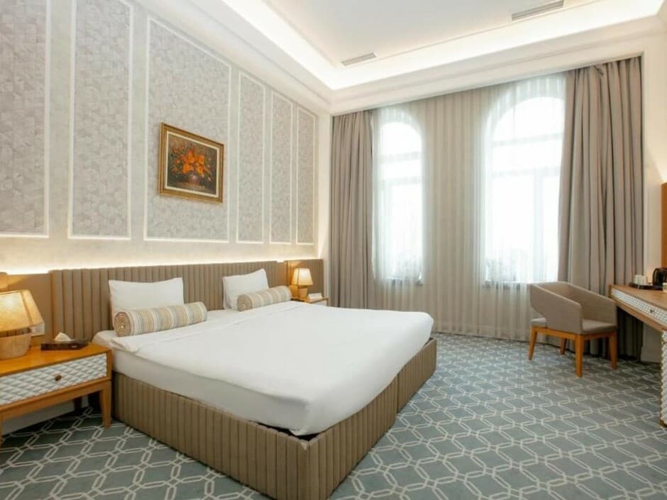 PROMENADE HOTEL