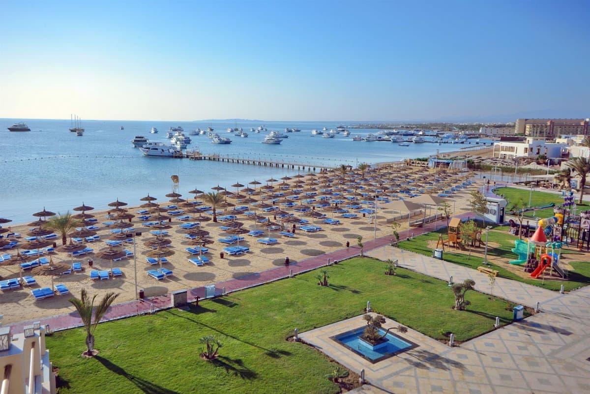 Albatros White Beach Resort