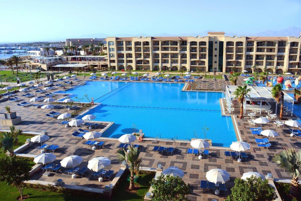 Albatros White Beach Resort