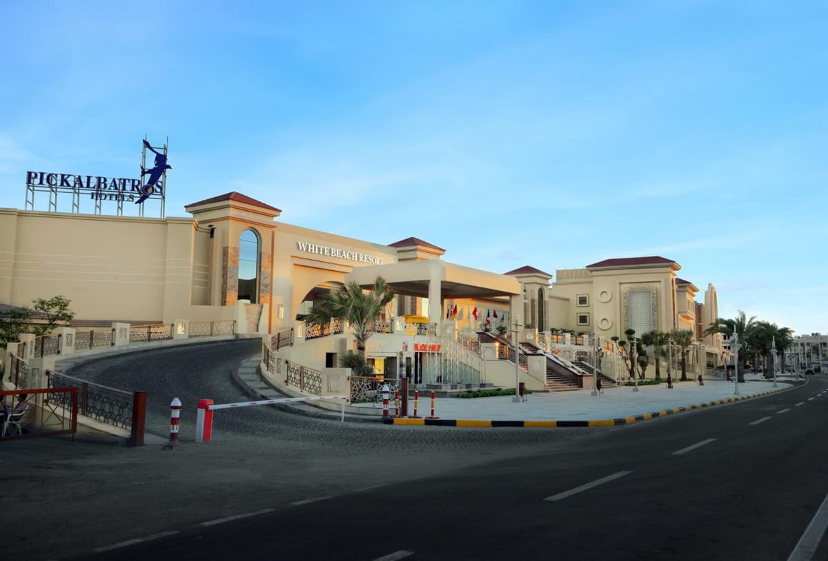 Albatros White Beach Resort