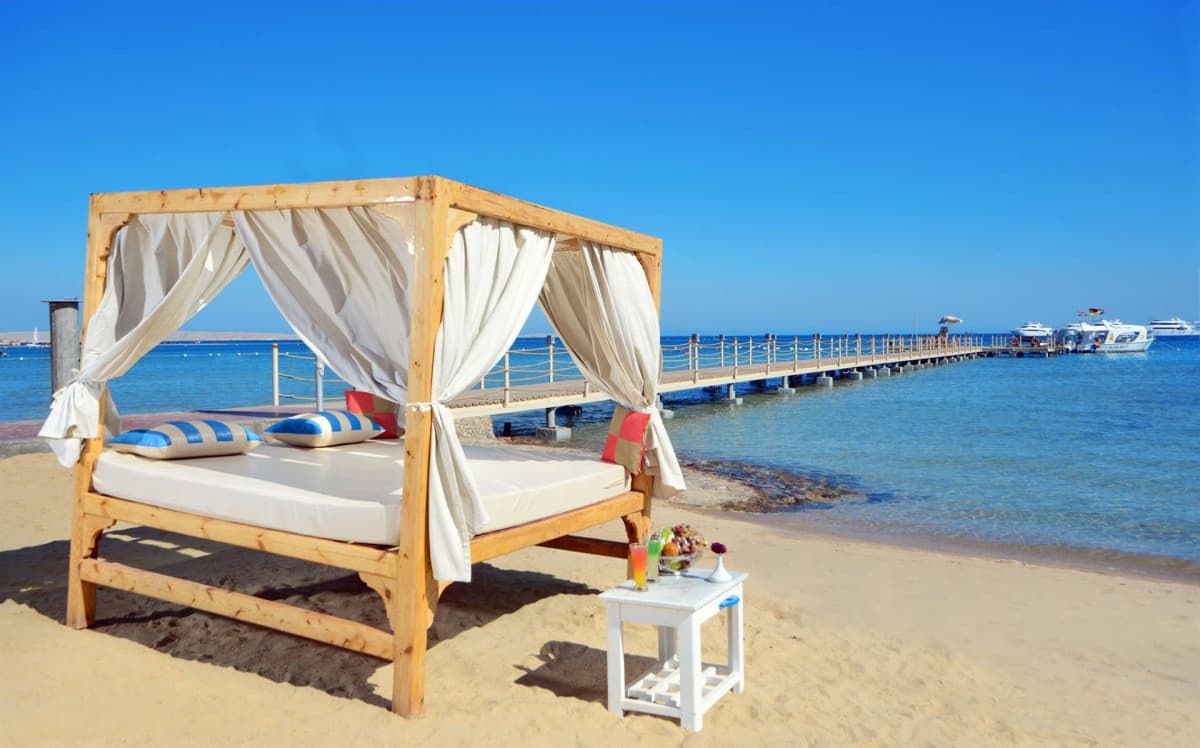 Albatros White Beach Resort