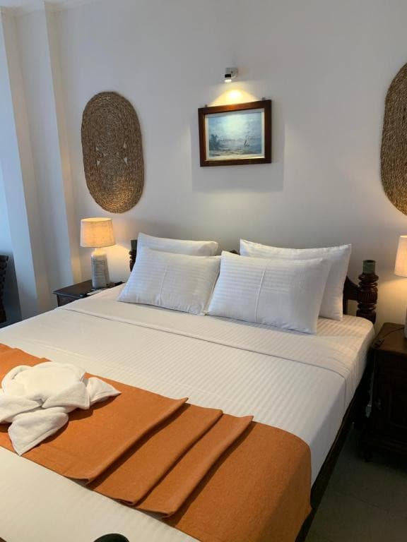 Neevana Hotel
