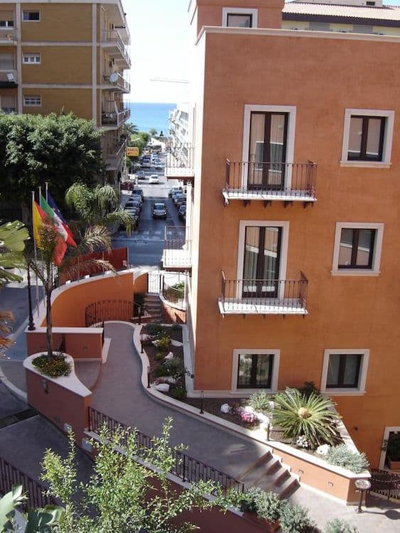 Artemis Hotel