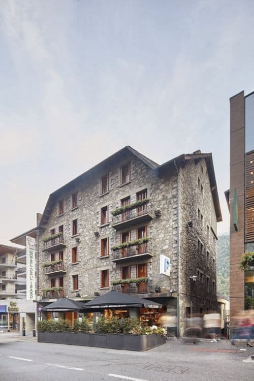 De l’Isard Hotel