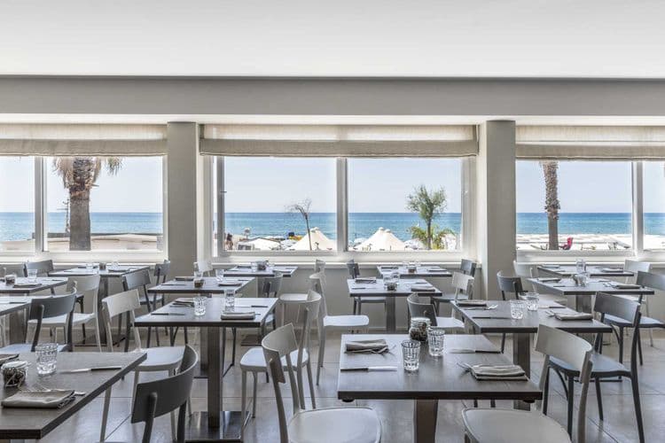 Centosedici Hotel (Lungomare 116)