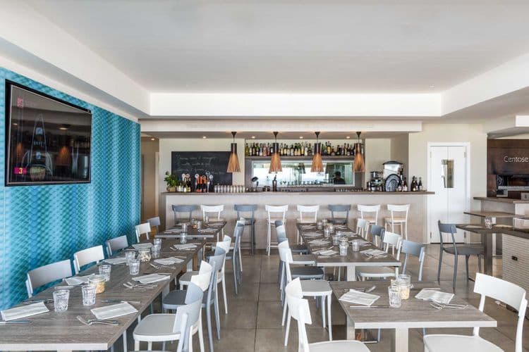 Centosedici Hotel (Lungomare 116)