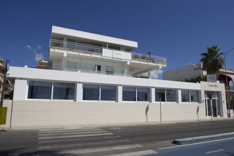 Centosedici Hotel (Lungomare 116)